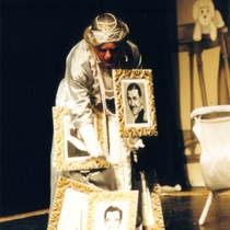 Photograph of Déxter Cápiro (La señora) in the production, "El álbum"