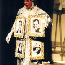 Photograph of Déxter Cápiro (La señora) in the production, "El álbum"