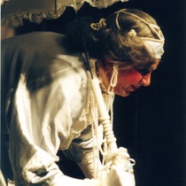 Photograph of Déxter Cápiro (La señora) in the production, "El álbum"