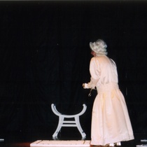 Photograph of Déxter Cápiro (La señora) in the production, "El álbum"