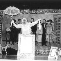 Photograph of Déxter Cápiro (La señora) in the production, "El álbum"