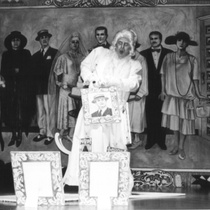 Photograph of Déxter Cápiro (La señora) in the production, "El álbum"