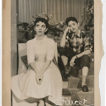 Photographs of the production, "El cuarto lleno de rosas"