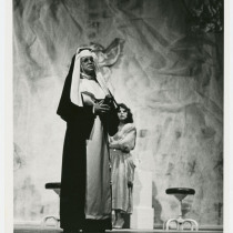 Teresa María Rojas (Madre Miriam) and Alina Interián (Doctora Marta Livingstone), in "Cordero de Dios"