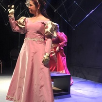 Photographs of the theatrical production, La profesión de la Sra. Warren (Miami, 2015)