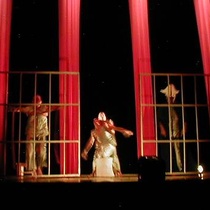 Photograph of the production, "La Balada de la Cárcel de Reading"