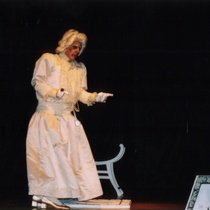 Photograph of Déxter Cápiro (La señora) in the production, "El álbum"