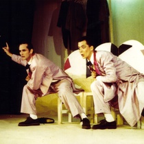 Photograph of Déxter Cápiro in the production, “La boda”