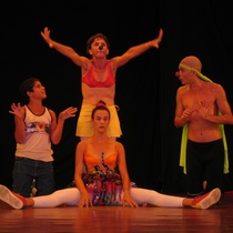 Photograph of the production, "Un elefante ocupa mucho espacio"