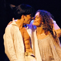 Photograph of Déxter Cápiro (Lorca ensangrentado) and Paulina Gálvez (Lorca como mujer) in the production, "Lorca con un vestido verde"