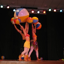 Photograph of the production, "Un elefante ocupa mucho espacio"