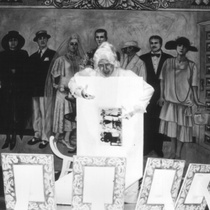 Photograph of Déxter Cápiro (La señora) in the production, "El álbum"