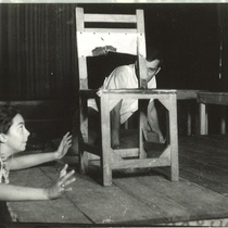 Photograph of Flora Lauten and Vicente Revuelta in a rehearsal for the theatrical production, La noche de los asesinos