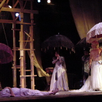 Photograph of the theatrical production, Parece blanca