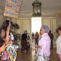 Photograph of the performance, "Cubita luchando la firmeza"