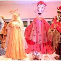 Photograph of costumes in "Viaje al centro de la escena"