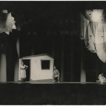 Photograph of the theatrical production, El mago de Oz (The Wizard of Oz)