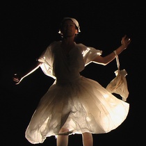 Lorelis Amores in the performance, "Iré a Santiago"