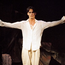 Photograph of Déxter Cápiro in the production, "Lorca con un vestido verde"