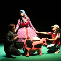 Photograph of the theatrical production, Vacas