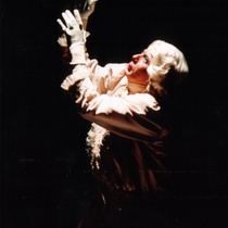 Photograph of Déxter Cápiro (La señora) in the production, "El álbum"