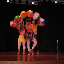 Photograph of the production, "Un elefante ocupa mucho espacio"