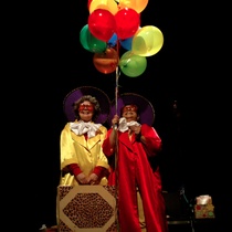 Photograph of Ana Viña and Zulema Cruz in the production, "Llévame a las Islas Griegas"