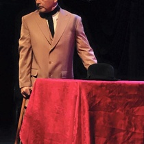 Photographs of the theatrical production, La profesión de la Sra. Warren (Miami, 2015)