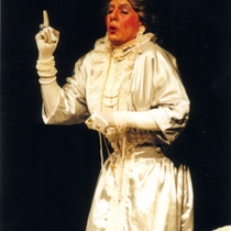 Photograph of Déxter Cápiro (La señora) in the production, "El álbum"