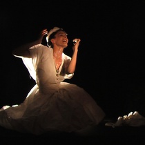 Lorelis Amores in the performance, "Iré a Santiago"