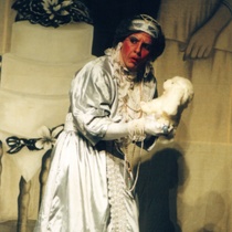 Photograph of Déxter Cápiro (La señora) in the production, "El álbum"