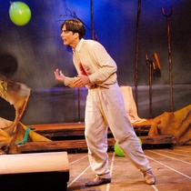 Photograph of Déxter Cápiro in the production, "Lorca con un vestido verde"