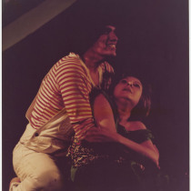  José Armand (Fando, el hombre que la lleva a Tar) and Glenda Díaz-Rigau (Lis, la mujer del cochecito), in "Fando y Lis"