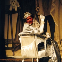 Photograph of Déxter Cápiro (La señora) in the production, "El álbum"