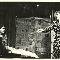 Photograph of Iris Díaz and Carmen Montejo in the theatrical production, El efecto de los rayos gamma sobre las caléndulas