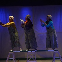 Photographs of the theatrical production, El gato de tres colores