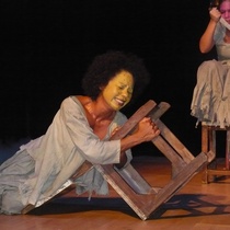 Photographs of the theatrical production, Los peces en la red